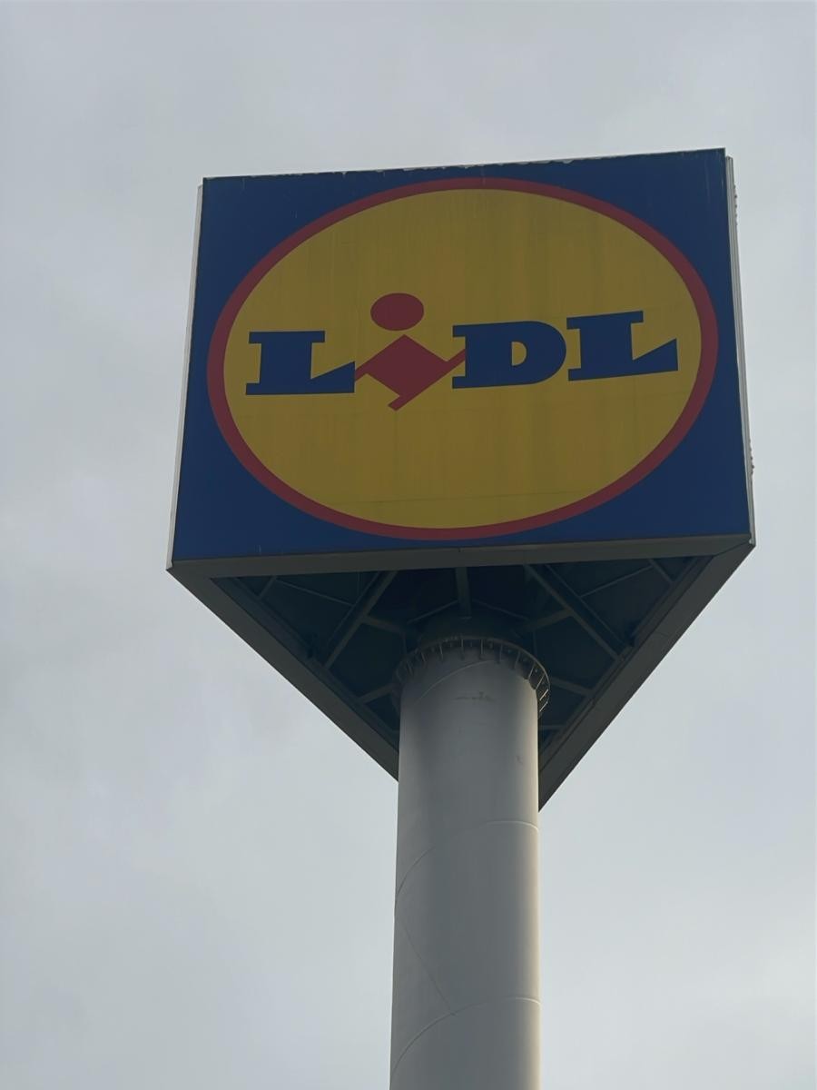 Detaliu frontal al pilonului publicitar Lidl din Caransebeș.